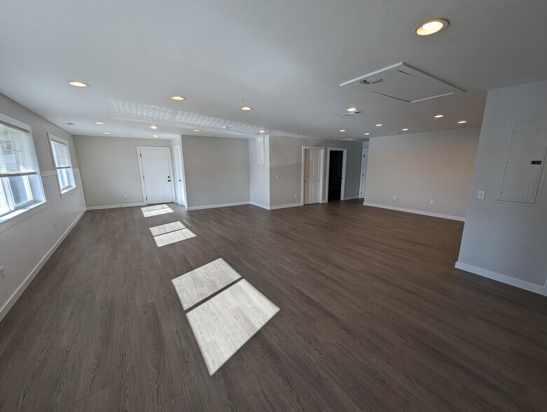 More Photos Of 616 Hemlock St, Brookings Office For Sale