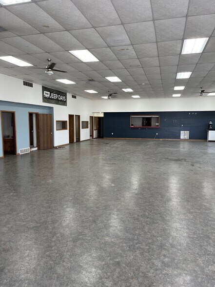 More Photos Of 1304 Central Ave E, Clarion Showroom For Sale