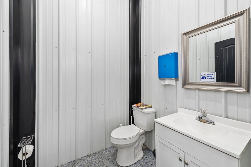 More Photos Of 26091 OK-51, Wagoner Showroom For Sale