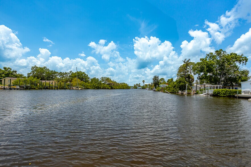 More Photos Of 8820 Rocky Creek Dr, Tampa Apartments For Sale