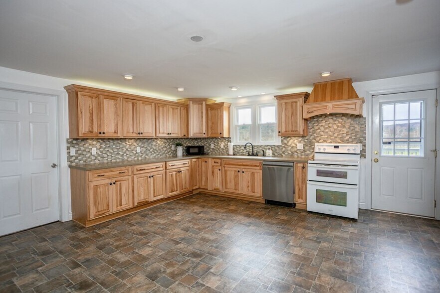 More Photos Of 211 Hanks Rd, Troy Hospitality For Sale