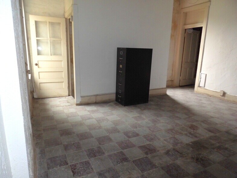 More Photos Of 406 Missouri Ave, East Saint Louis Office For Sale