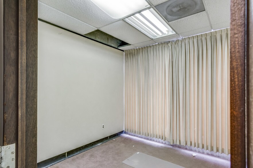 More Photos Of 5410 Allen Rd, Allen Park Medical For Sale