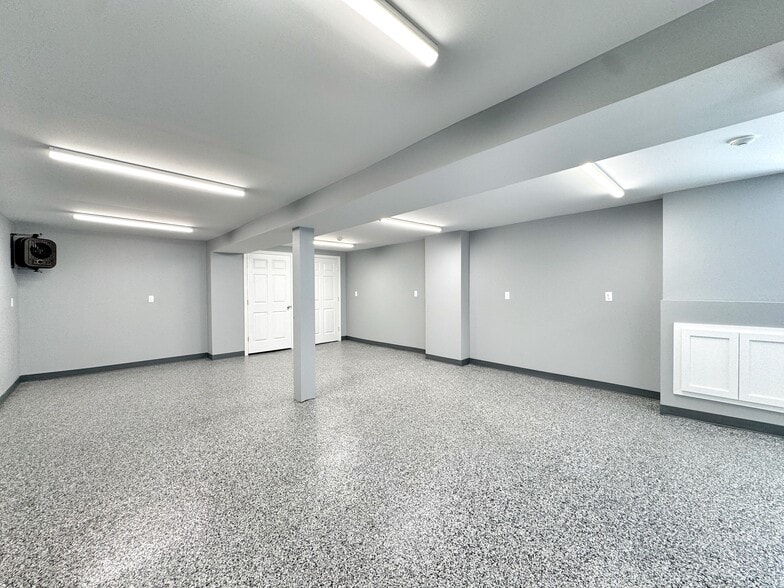 More Photos Of 16 Ruby St, Norwalk Manufacturing For Lease