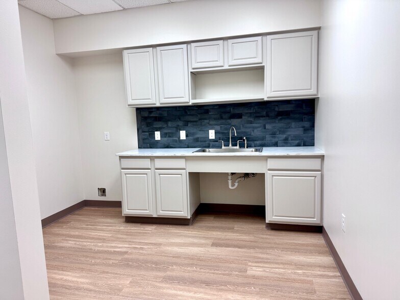 More Photos Of 2230 Pansy St, Pasadena Flex For Lease