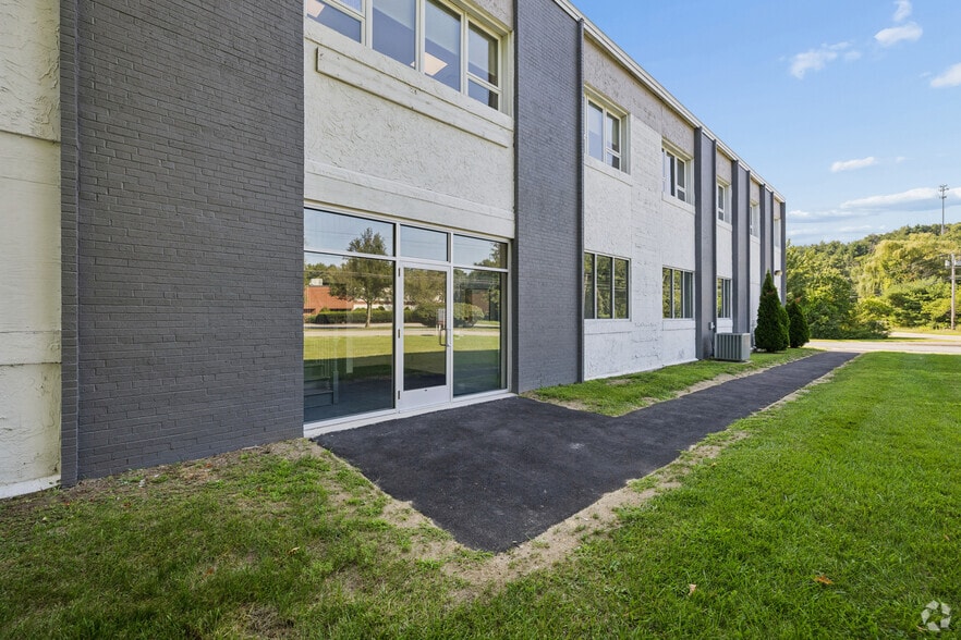 More Photos Of 6 Willow Rd, Ayer Warehouse For Lease