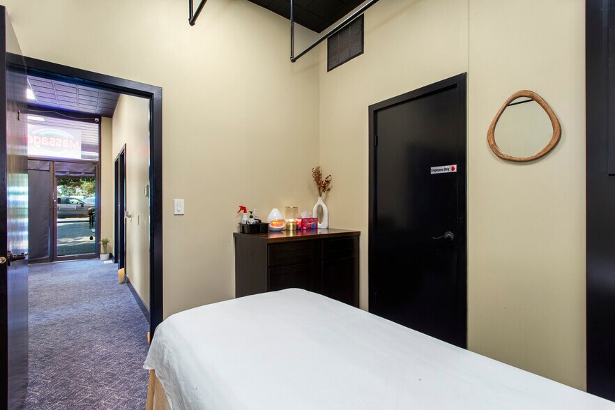 More Photos Of 15390 SW 116th Ave, Portland Medical For Sale