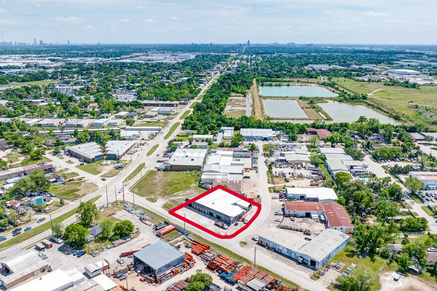 More Photos Of 10215 Papalote St, Houston Showroom For Lease