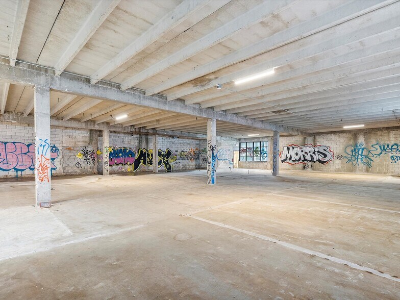 More Photos Of 301 NW 36th St, Miami General Retail For Sale