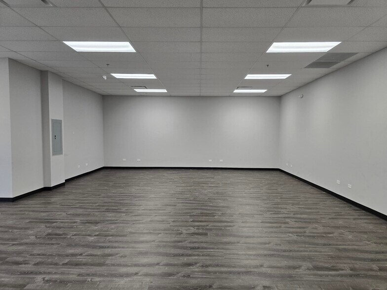 More Photos Of 731 S Route 21, Gurnee Office For Sale