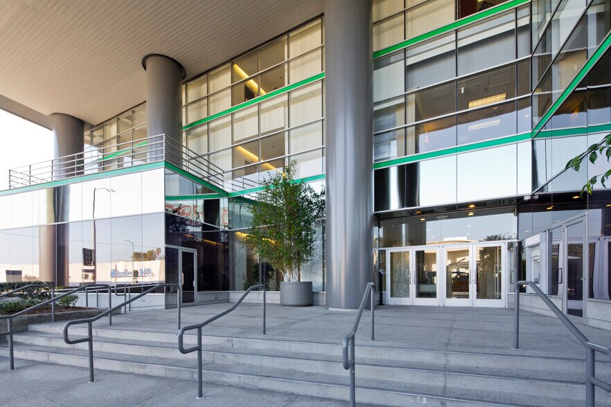 More Photos Of 16000 Ventura Blvd, Encino Office For Lease