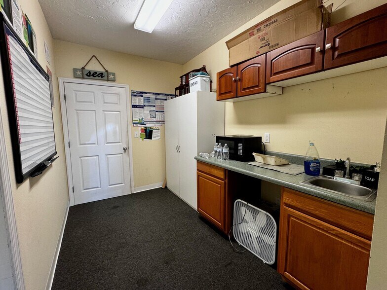 More Photos Of 8270-8302 Blaikie Ct, Sarasota Warehouse For Lease