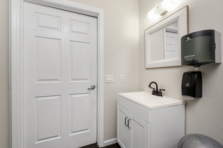 More Photos Of 20020 Veterans Blvd, Port Charlotte Office For Sale