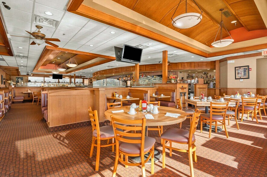 More Photos Of 980 W Lake St, Addison Restaurant For Sale