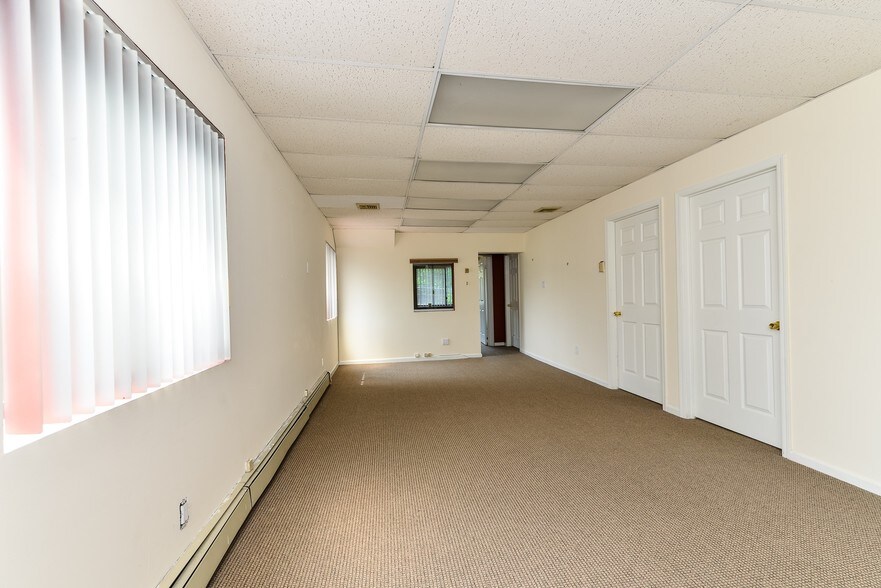 More Photos Of 870 W Jericho Tpke, Huntington Office For Sale