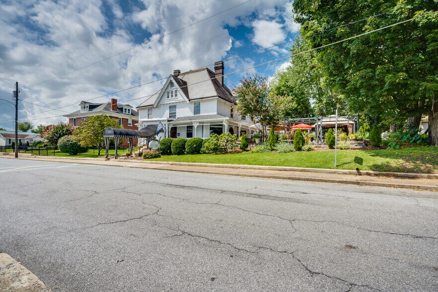 More Photos Of 412 6th St, Bristol Restaurant For Sale