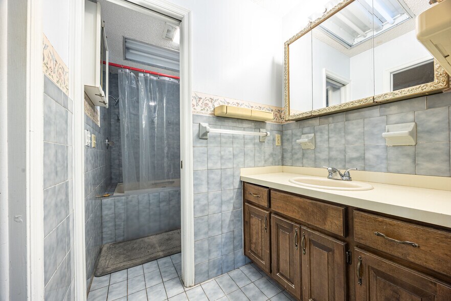 More Photos Of 164 NE Laguna Dr, Lake City Office For Sale