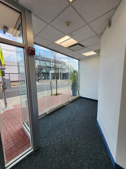 More Photos Of 534 Middle Neck Rd, Great Neck Bank For Lease