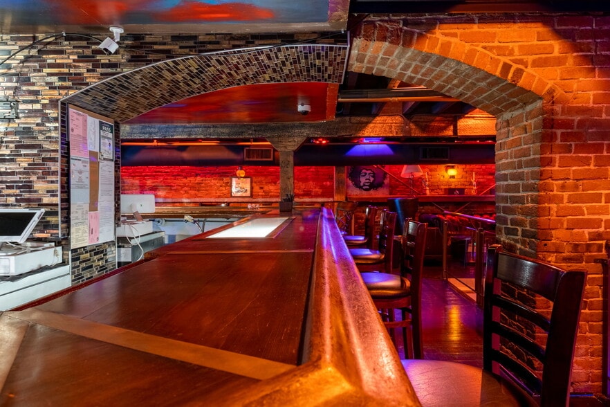 More Photos Of 910 2nd St, Sacramento Bar For Sale