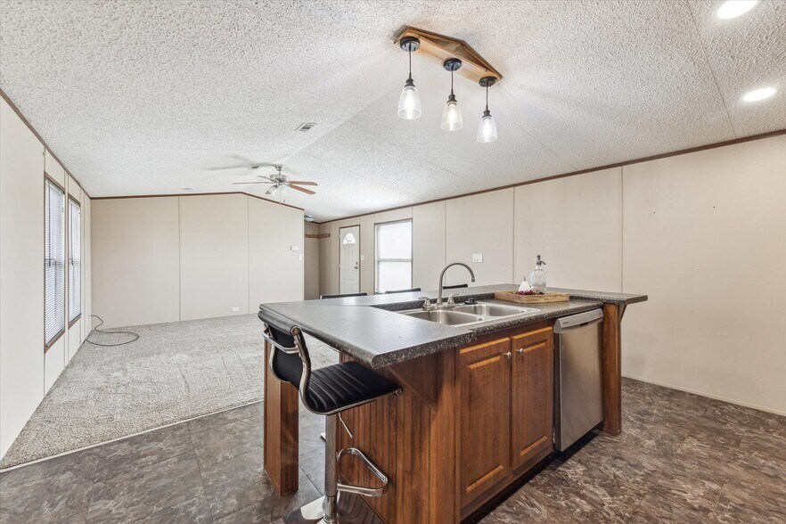 More Photos Of 3733 Rest Home Rd, Pearland Flex For Sale