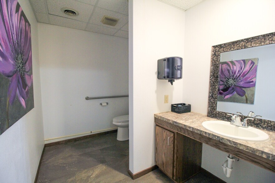 More Photos Of 320 N Main St, Pocahontas Medical For Sale