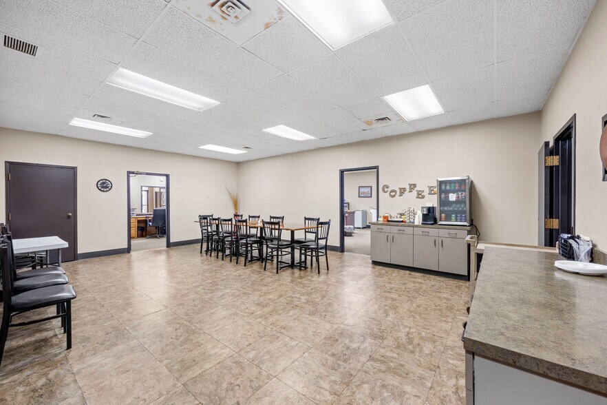 More Photos Of 8001 E R L Thornton Fwy, Dallas Office For Lease
