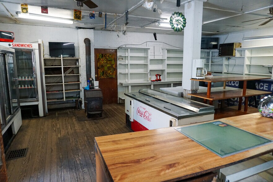 More Photos Of 109 Wilburn Valley Rd, Pearisburg General Retail For Sale