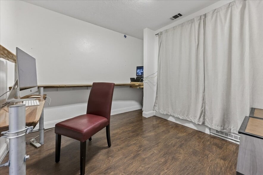 More Photos Of 100 Duggan Ave, Crestview Specialty For Sale