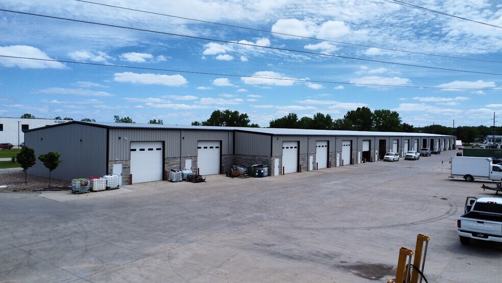 More Photos Of 5421 NW Beaver Dr, Johnston Warehouse For Lease