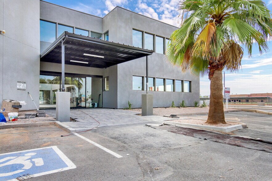 More Photos Of 1212 W Camelback Rd, Phoenix Medical For Lease