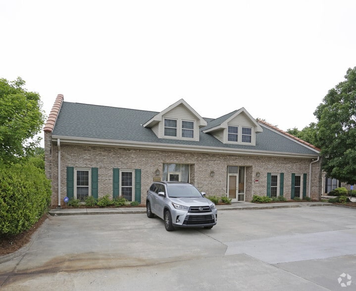 More Photos Of 1500-1502 Orchard Lake Dr, Charlotte Office For Lease