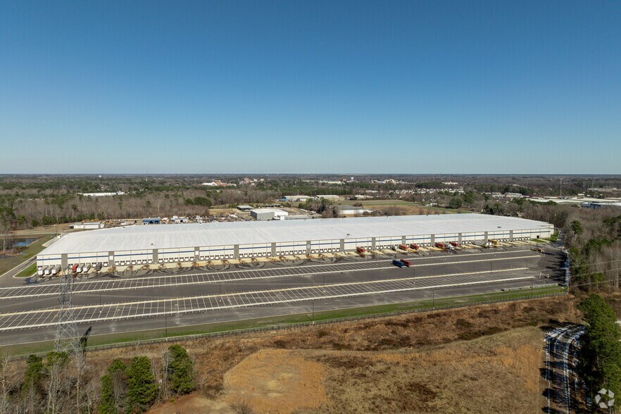 More Photos Of 271 Benton Road, Suffolk Distribution For Lease