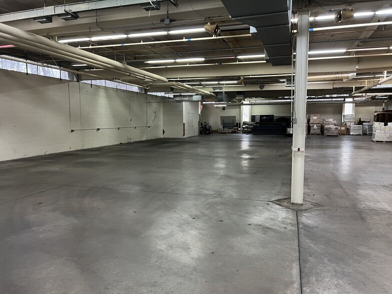 More Photos Of 150 Knotter Dr, Cheshire Manufacturing For Lease