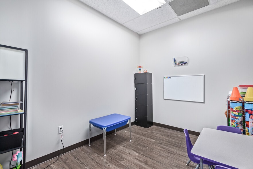 More Photos Of 15600 N Black Canyon Hwy, Phoenix Office For Sale