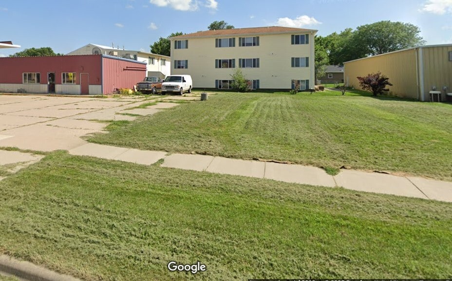 More Photos Of 1325 E Cherry St, Vermillion Service Station For Sale