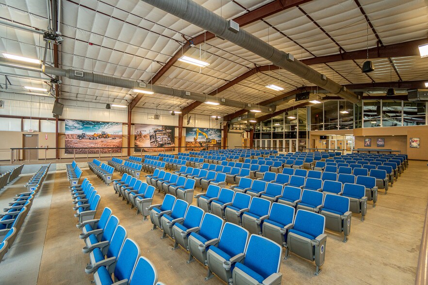 More Photos Of 7044 Interstate 10, Sealy Distribution For Sale