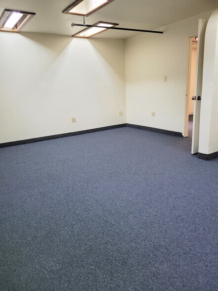 More Photos Of 1009-1033 Brooks St, Ontario Warehouse For Lease