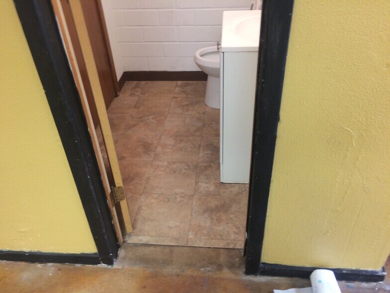 More Photos Of 8446 Gault Ln, San Antonio Light Distribution For Lease