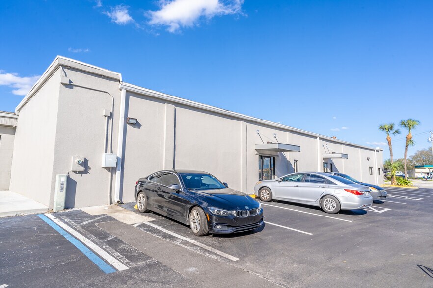 More Photos Of 2670-2690 S Orlando Dr, Sanford General Retail For Lease