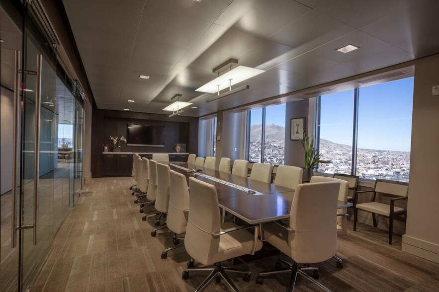 More Photos Of 221 N Kansas St, El Paso Office For Lease