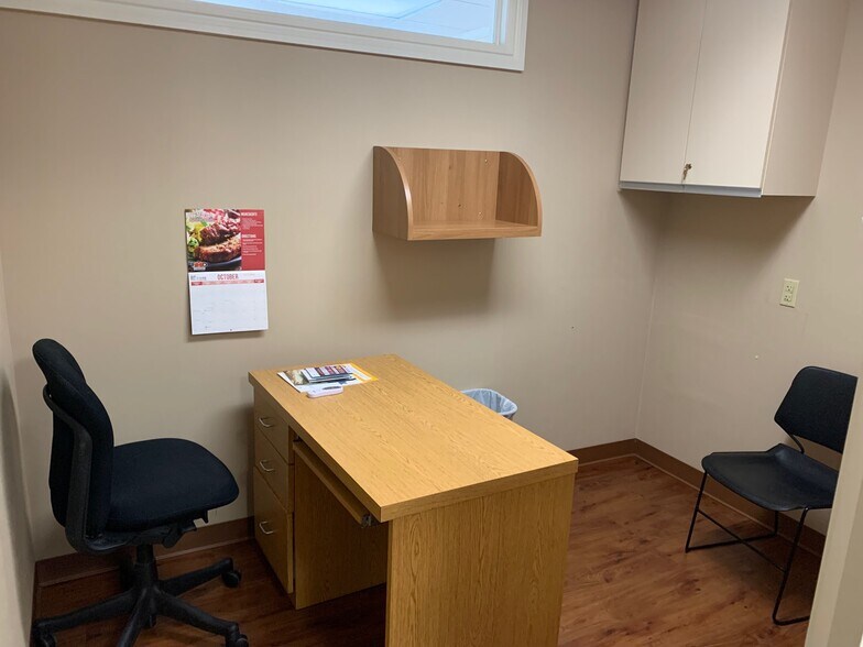 More Photos Of 8 Quakerbridge Plz, Hamilton Office For Sale