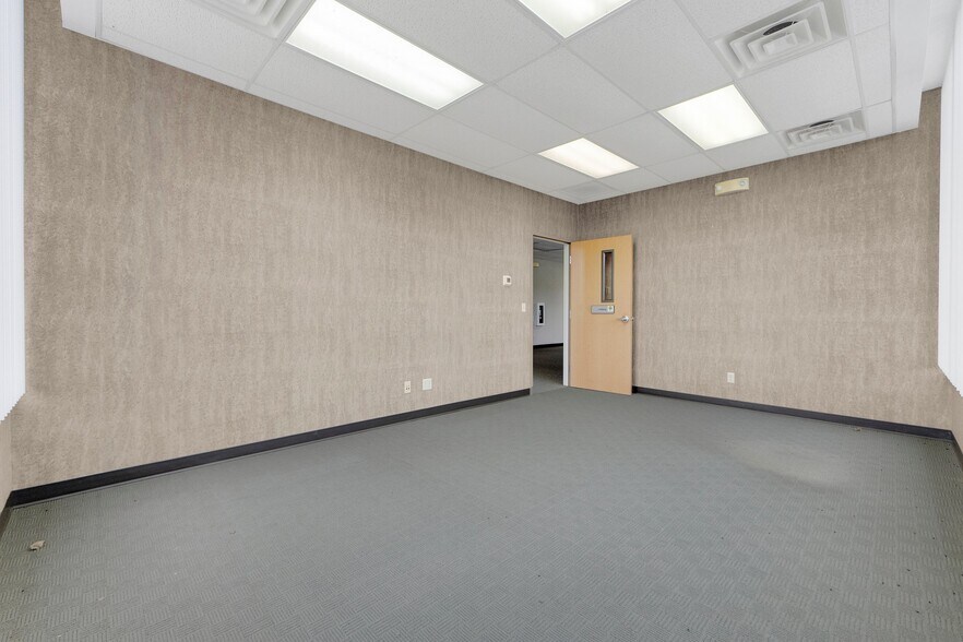 More Photos Of 8645 E Backwater Rd, North Webster Showroom For Lease