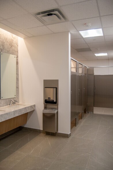 More Photos Of 1801 Wittington Pl, Farmers Branch Office For Lease