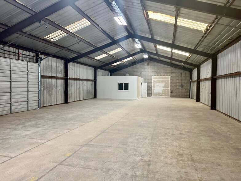 More Photos Of 200-232 W New Braunfels St, Seguin Warehouse For Lease