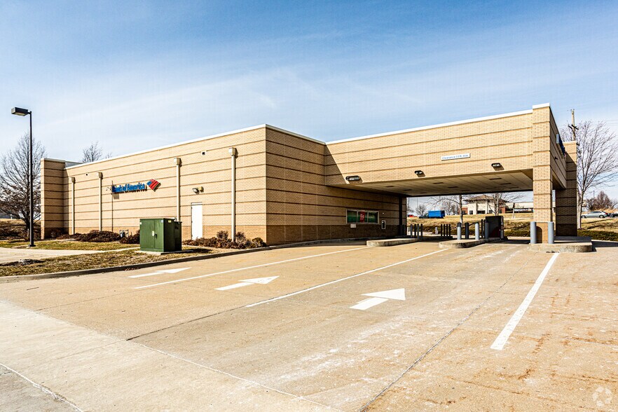 More Photos Of 901-1201 W 136th St, Kansas City Unknown For Lease