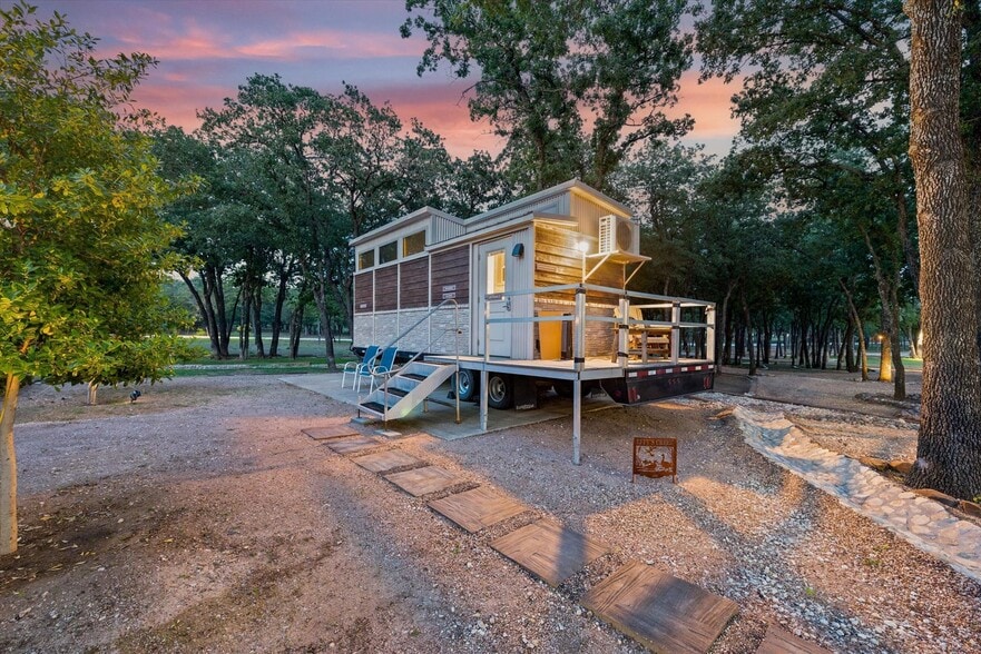 More Photos Of 1000 County Road 904, Joshua Golf Course Driving Range For Sale