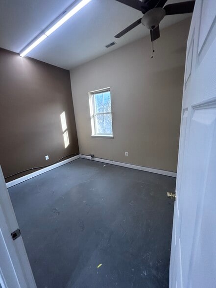 More Photos Of 6008 Fair Oaks Dr, Frederick Showroom For Lease