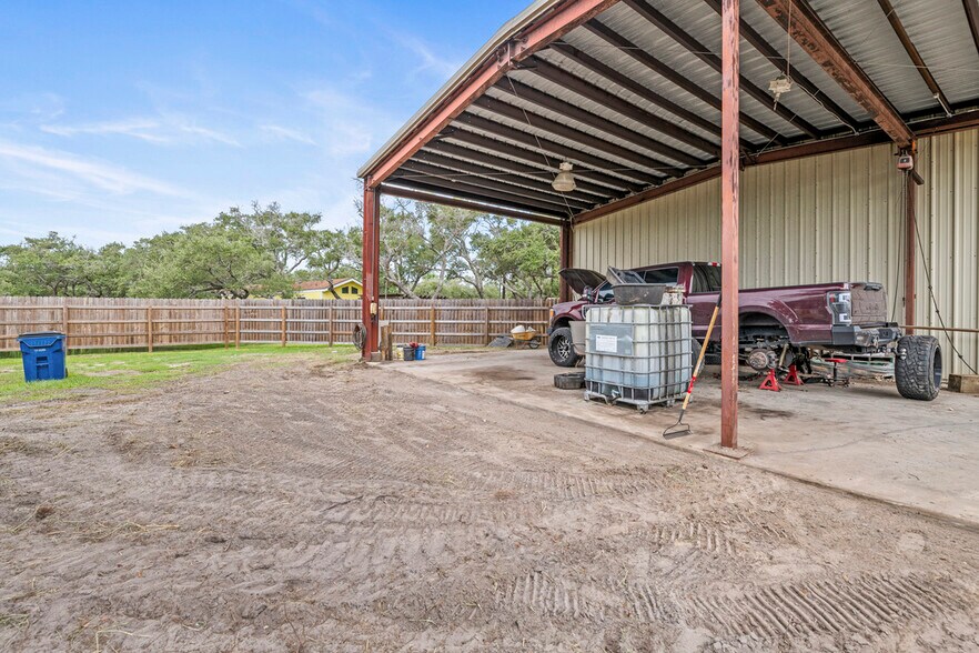 More Photos Of 2590 TX-35 Bypass, Aransas Pass Manufacturing For Sale