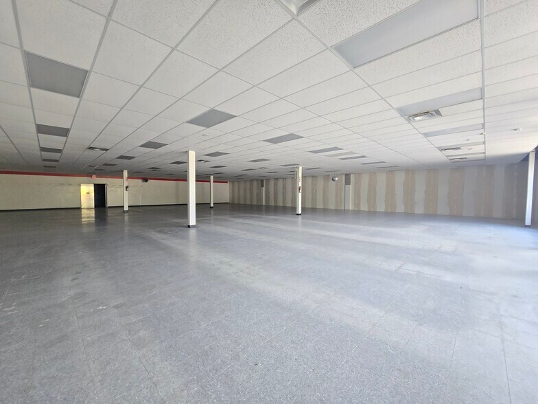 More Photos Of 1155 5th Ave, Valemount Storefront For Lease