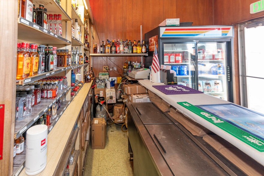 More Photos Of 2816 Old North Point Rd, Baltimore Bar For Sale